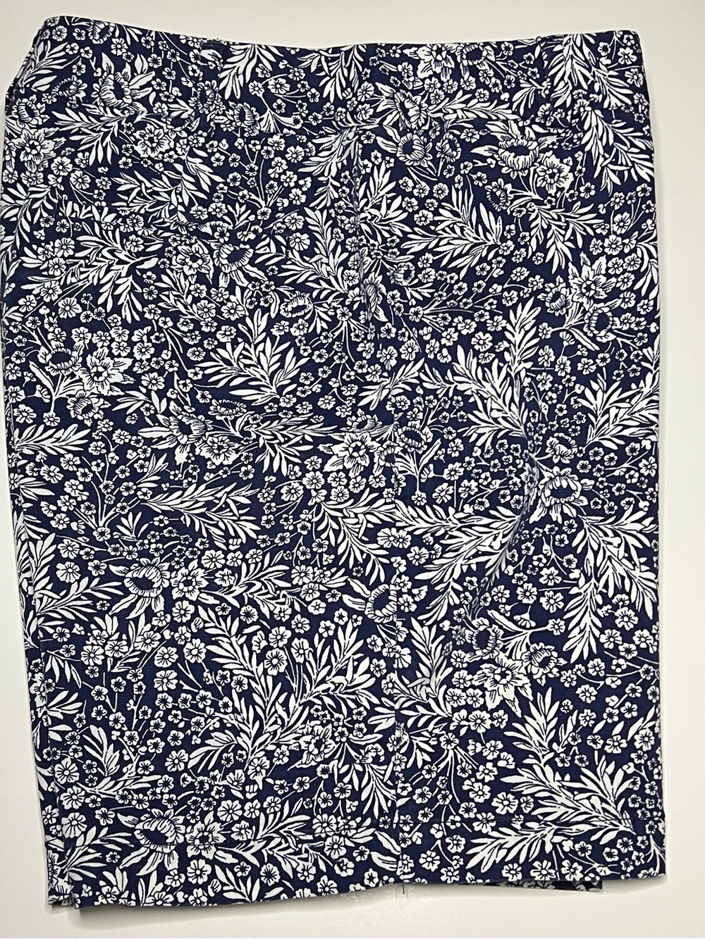 Talbots Outlet Floral Foliage Chino Shorts Women Size 8 Blue White Flat Front